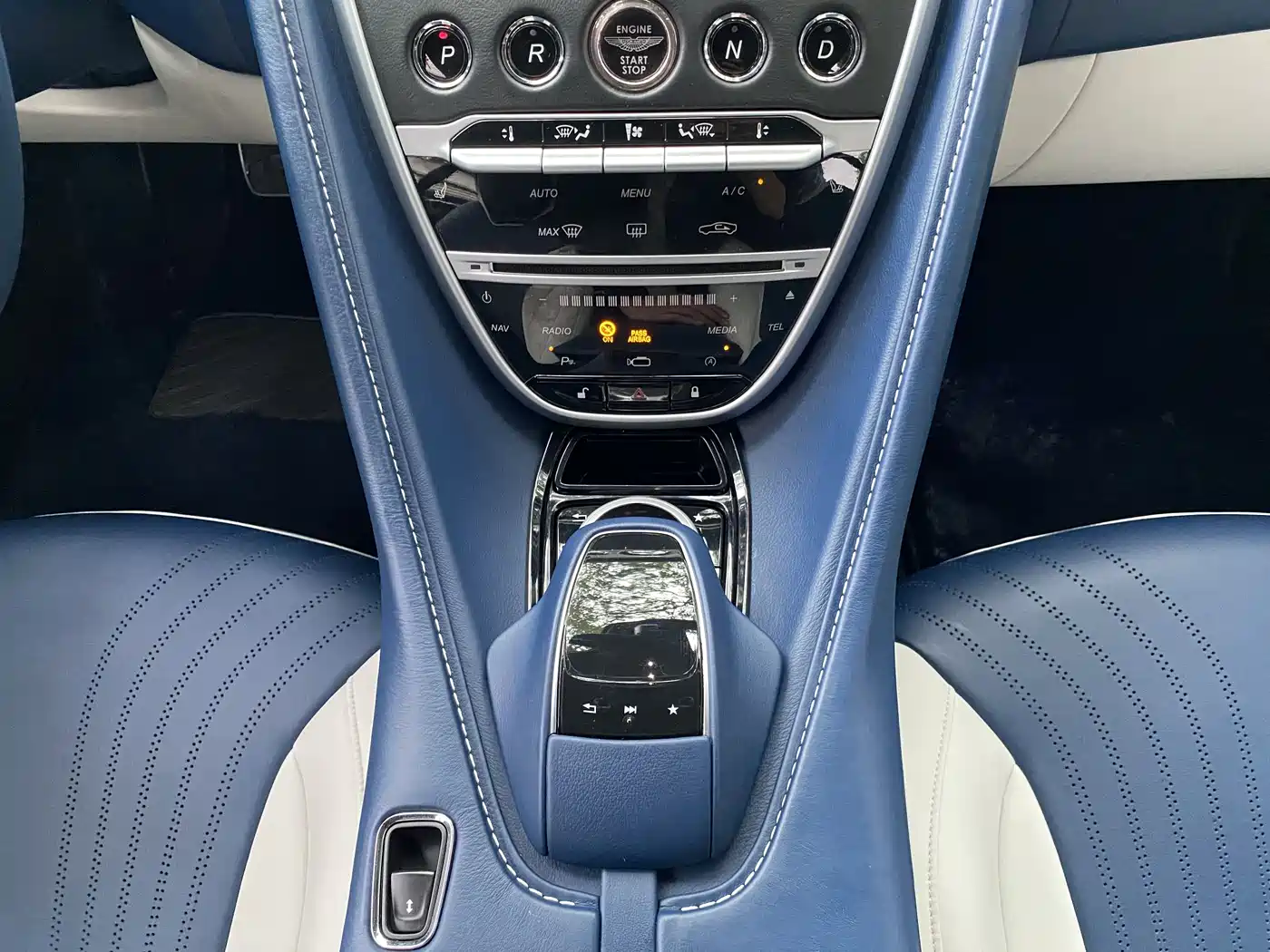 ASTON MARTIN DB11