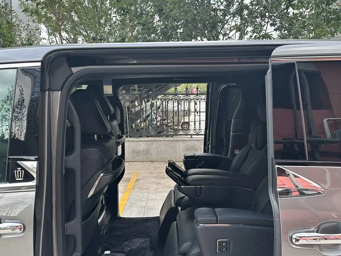 Toyota Vellfire 2024 Crown Hybrid 2.5L Executive Premium Edition фото 7
