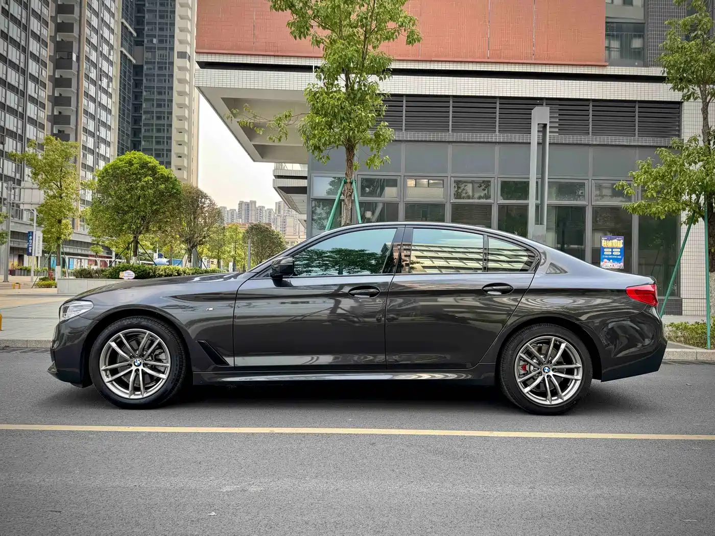 BMW 5 Series (Import) 2020 Model 525i M Sport Package фото 6