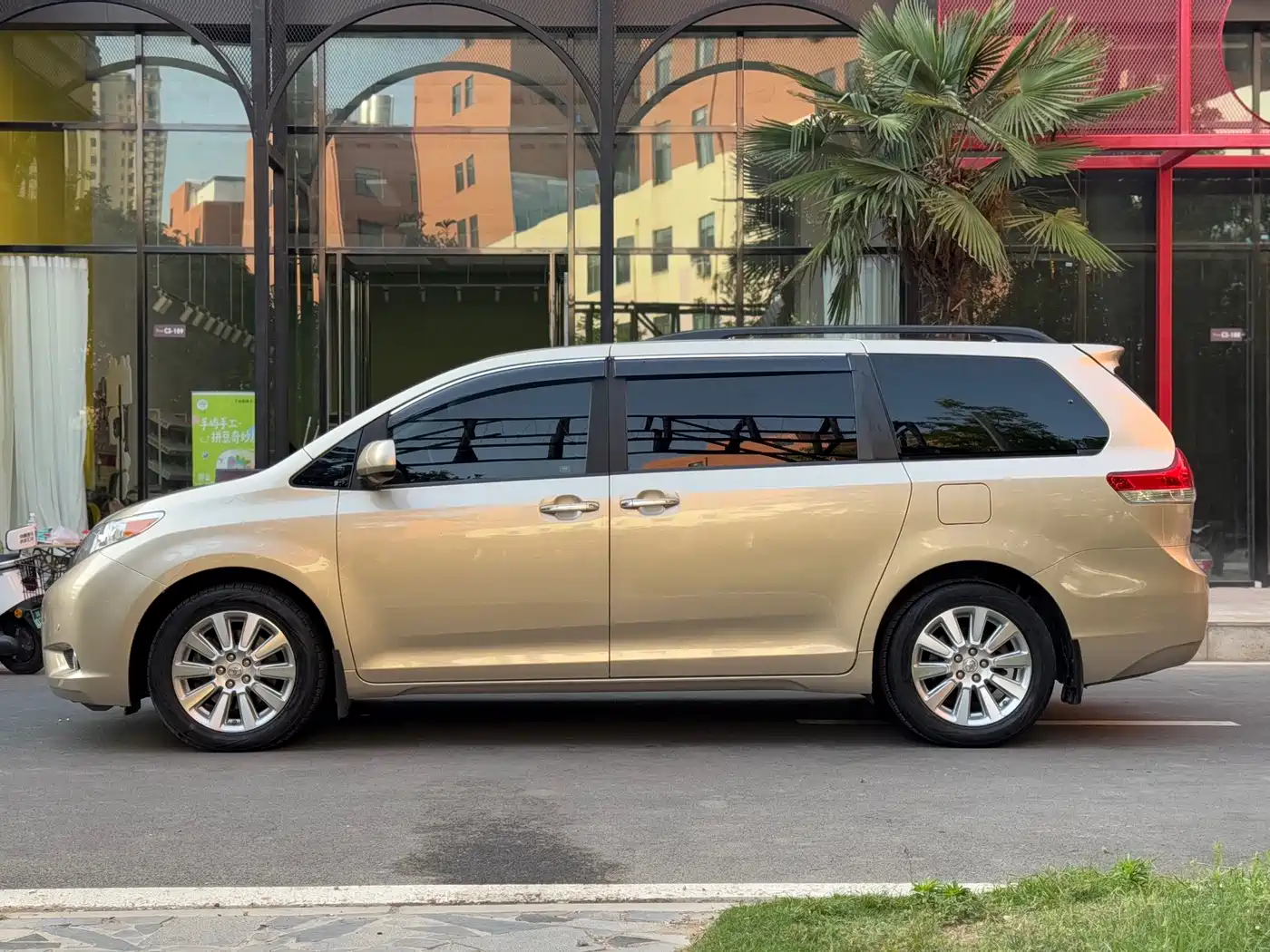 Toyota Sienna 2011 2011 3.5L 4WD Automatic