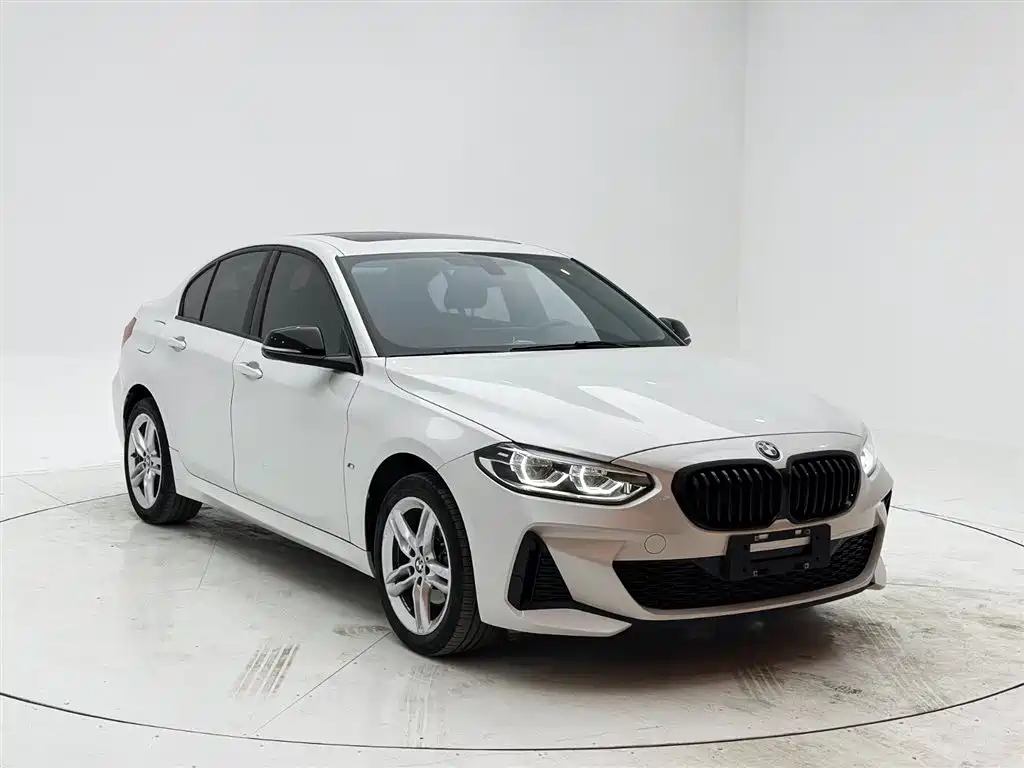 BMW 1 Series 2022 120i M Sport Shadow Edition фото 3