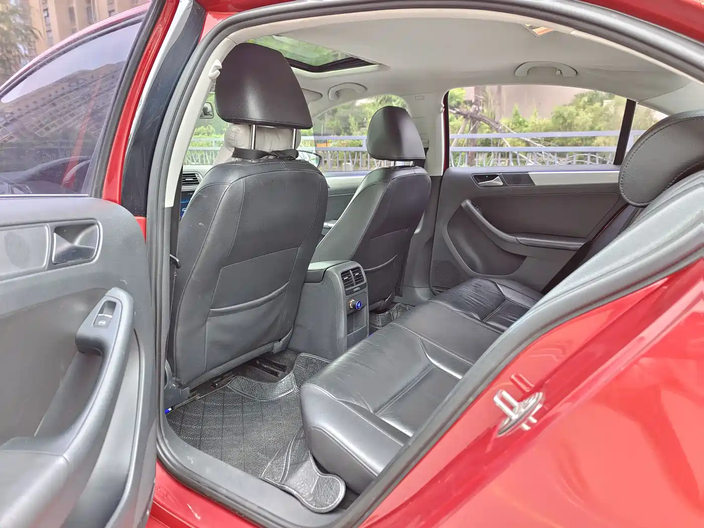 Volkswagen Sagitar 2012 1.4TSI Automatic Luxury фото 9