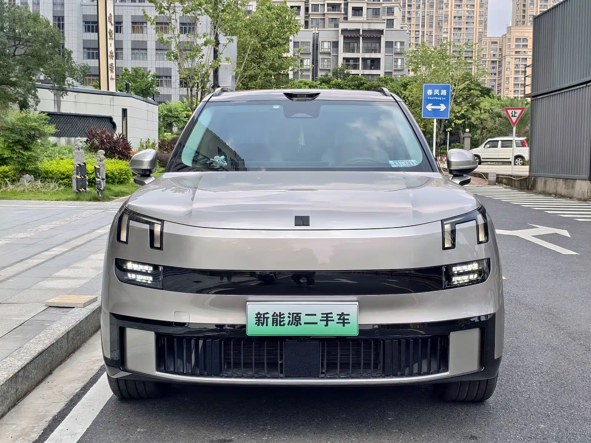 Photo 2 - Lynk & Co 900