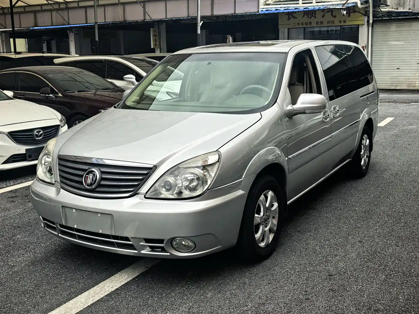 Photo 1 - Buick GL8