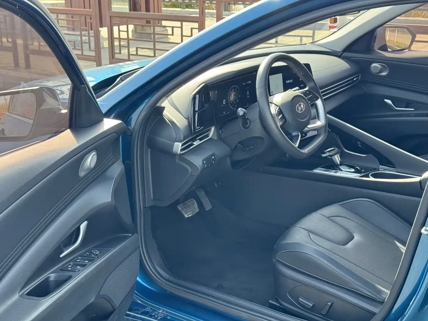 Hyundai Elantra 2022 1.5L CVT LUX Premium Edition фото 10