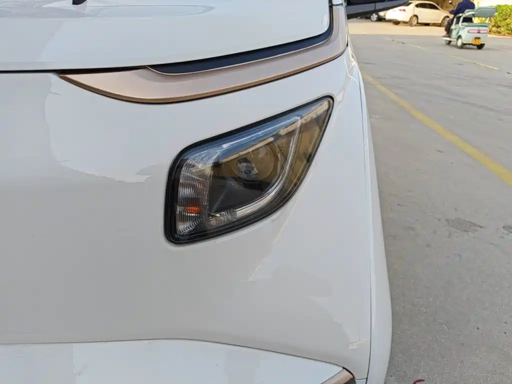 Фото 24 - Baojun E200