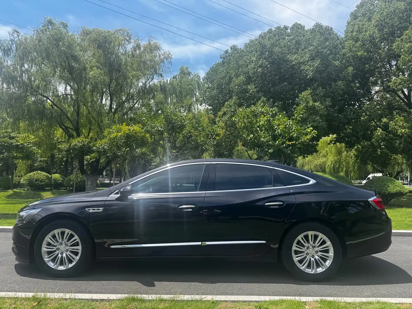 Photo 7 - Buick LaCrosse