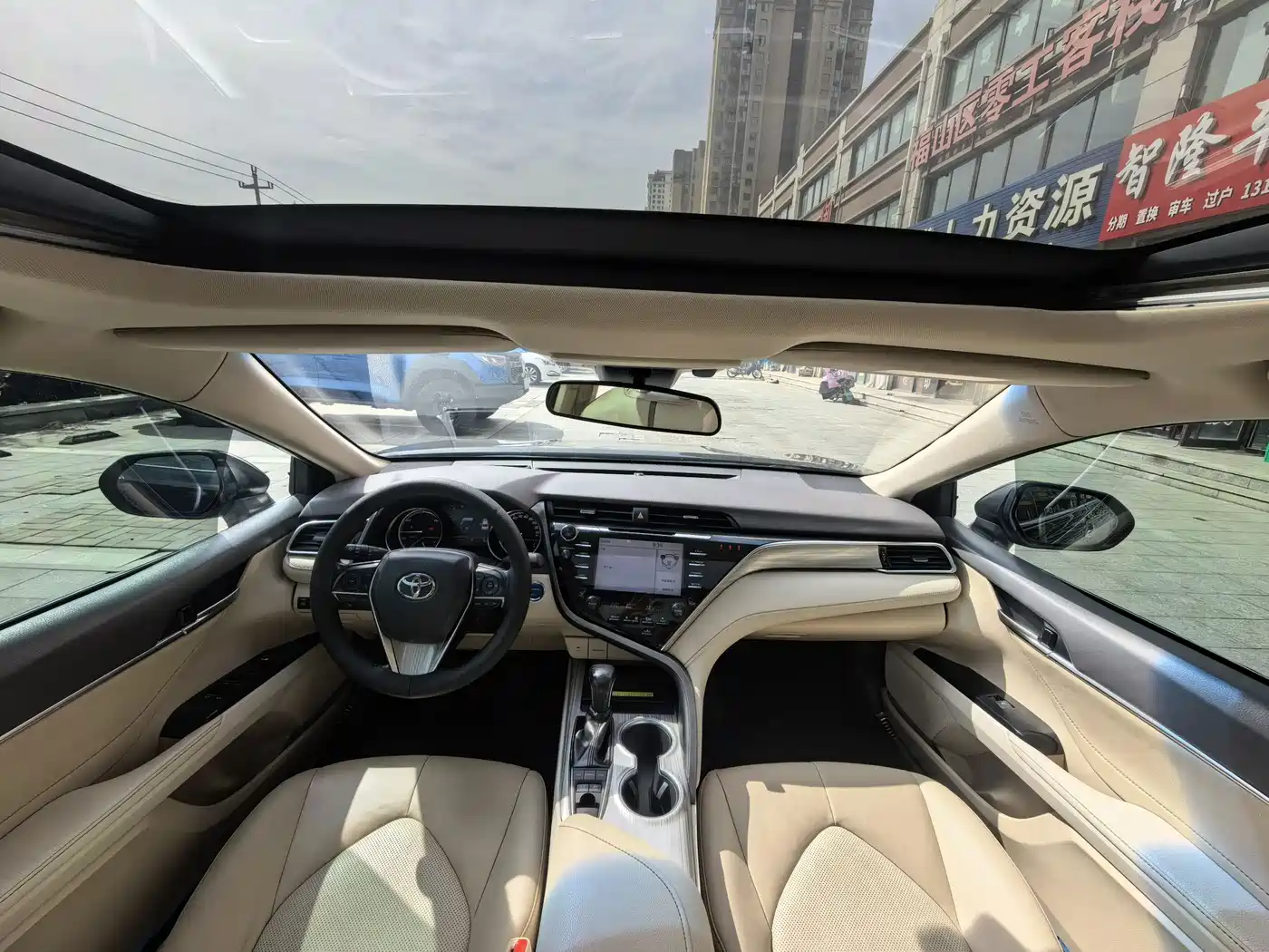 Toyota Camry 2018 Hybrid 2.5HG Luxury Edition фото 6