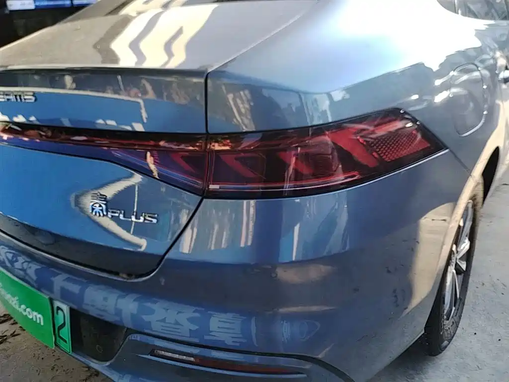 BYD Qin PLUS 2024 Glory Edition DM-i 55KM Leading фото 8