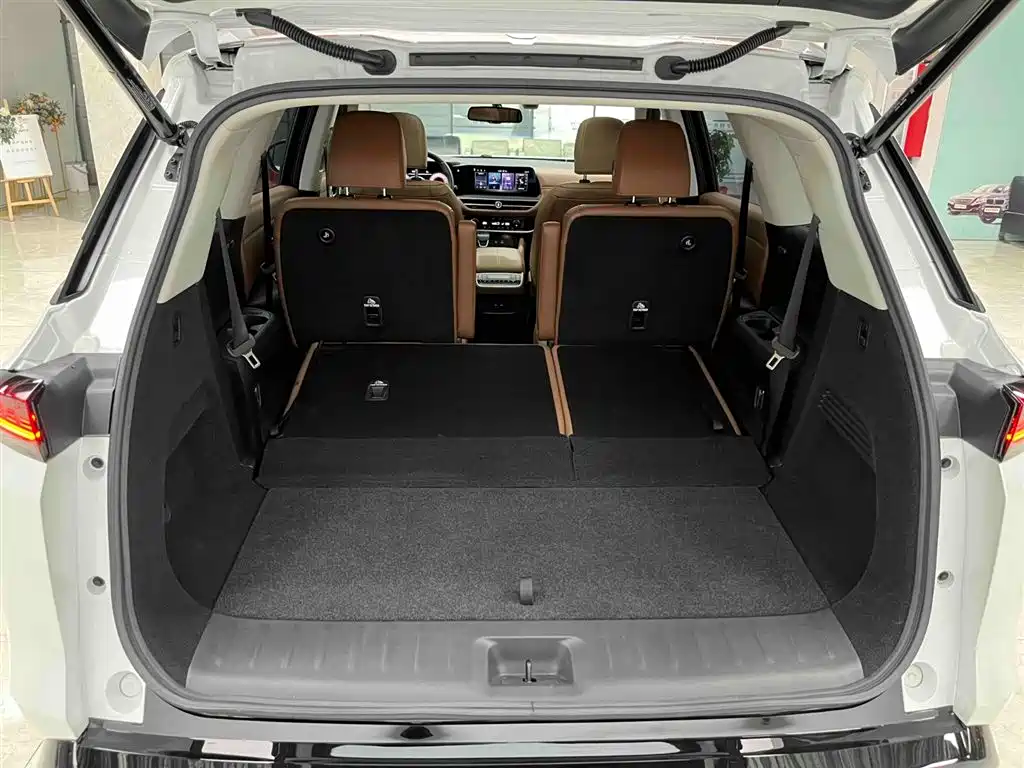 NISSAN EXPLORING THE LAND