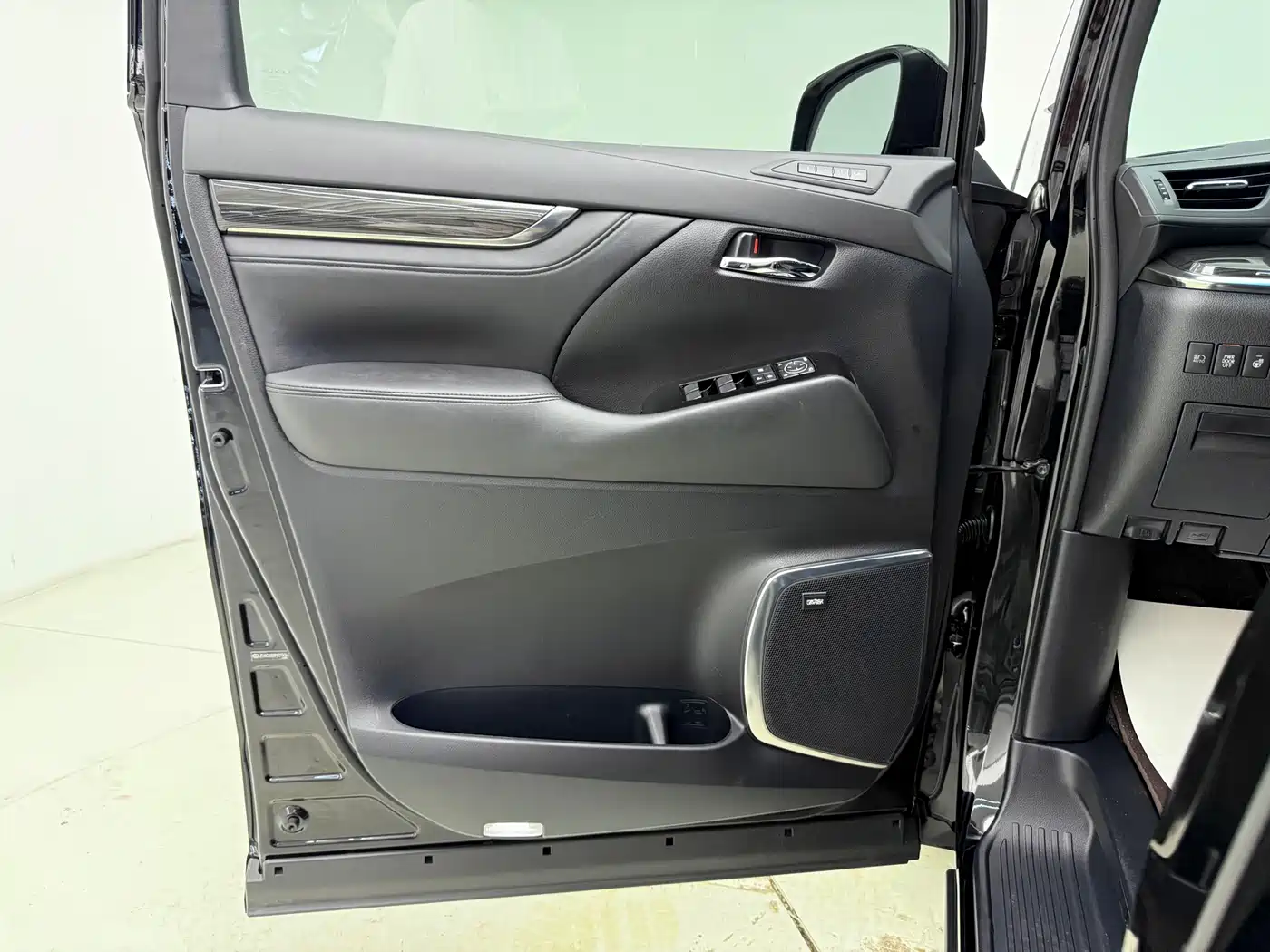 Lexus LM 2020 300h Seven-Seater Elegance Edition фото 7