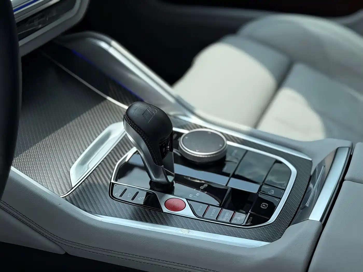 BMW XM 2023 50e фото 14