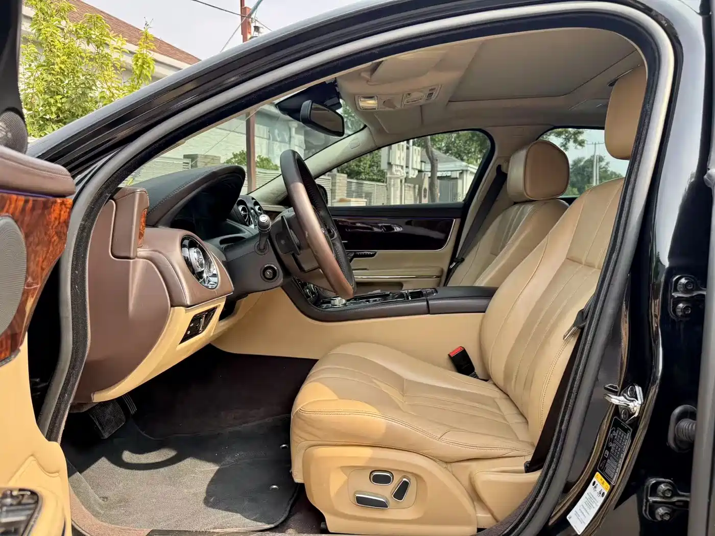 Photo 5 - Jaguar XJ