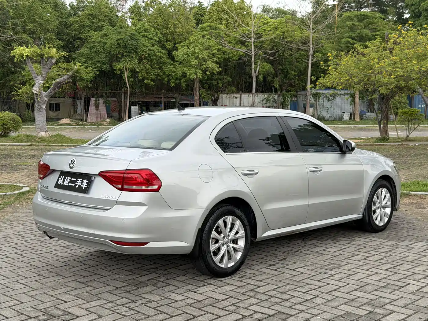 Volkswagen Lavida 2015 1.6L Automatic Comfort Edition фото 12