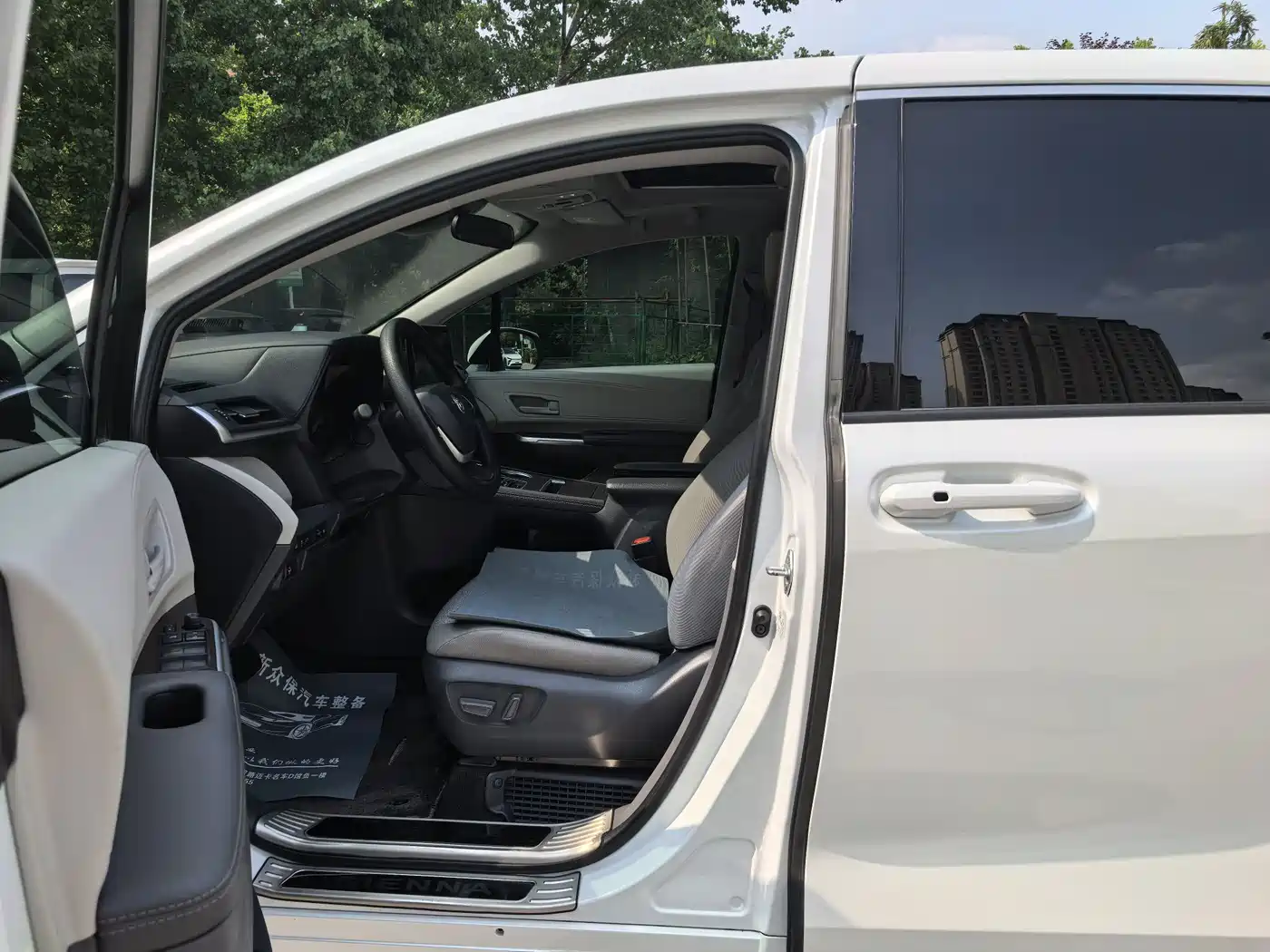 Toyota Sienna 2024 2.5L Hybrid Comfort Edition фото 11