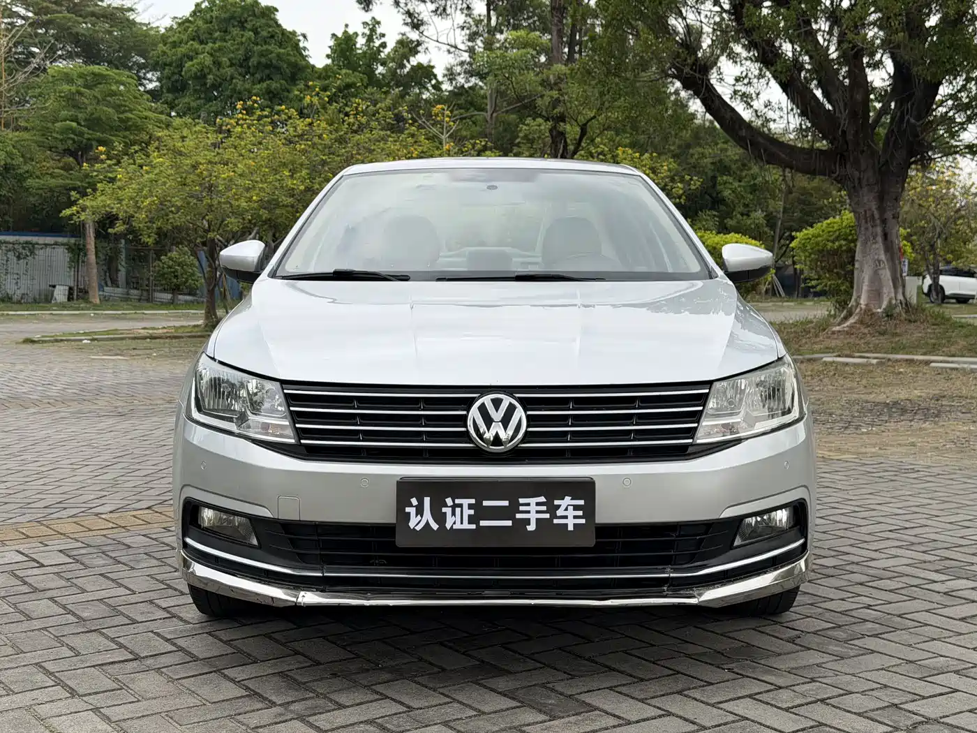 Volkswagen Lavida 2015 1.6L Automatic Comfort Edition фото 2