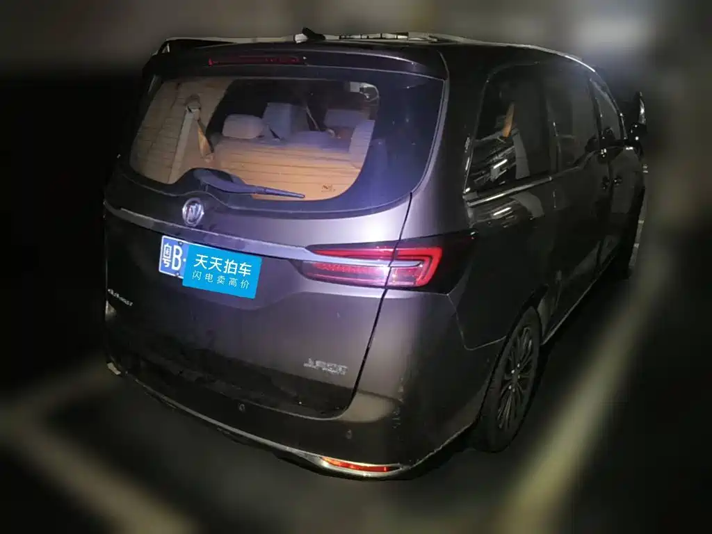 Photo 2 - Buick GL8