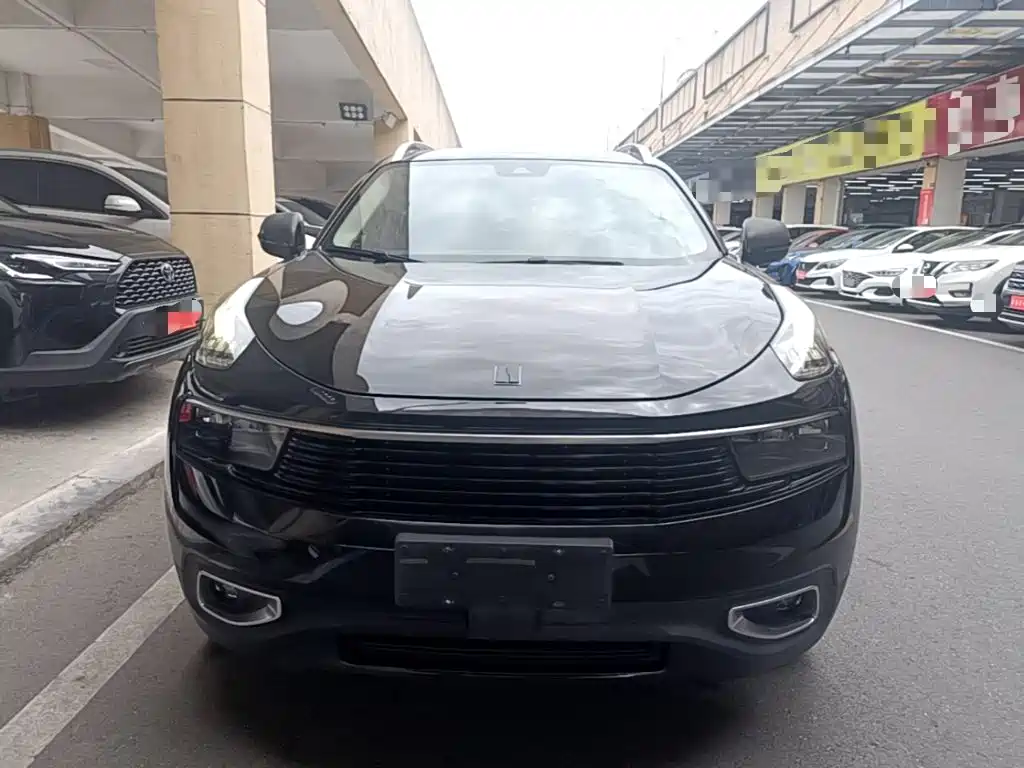 Фото 3 - Lynk & Co 01