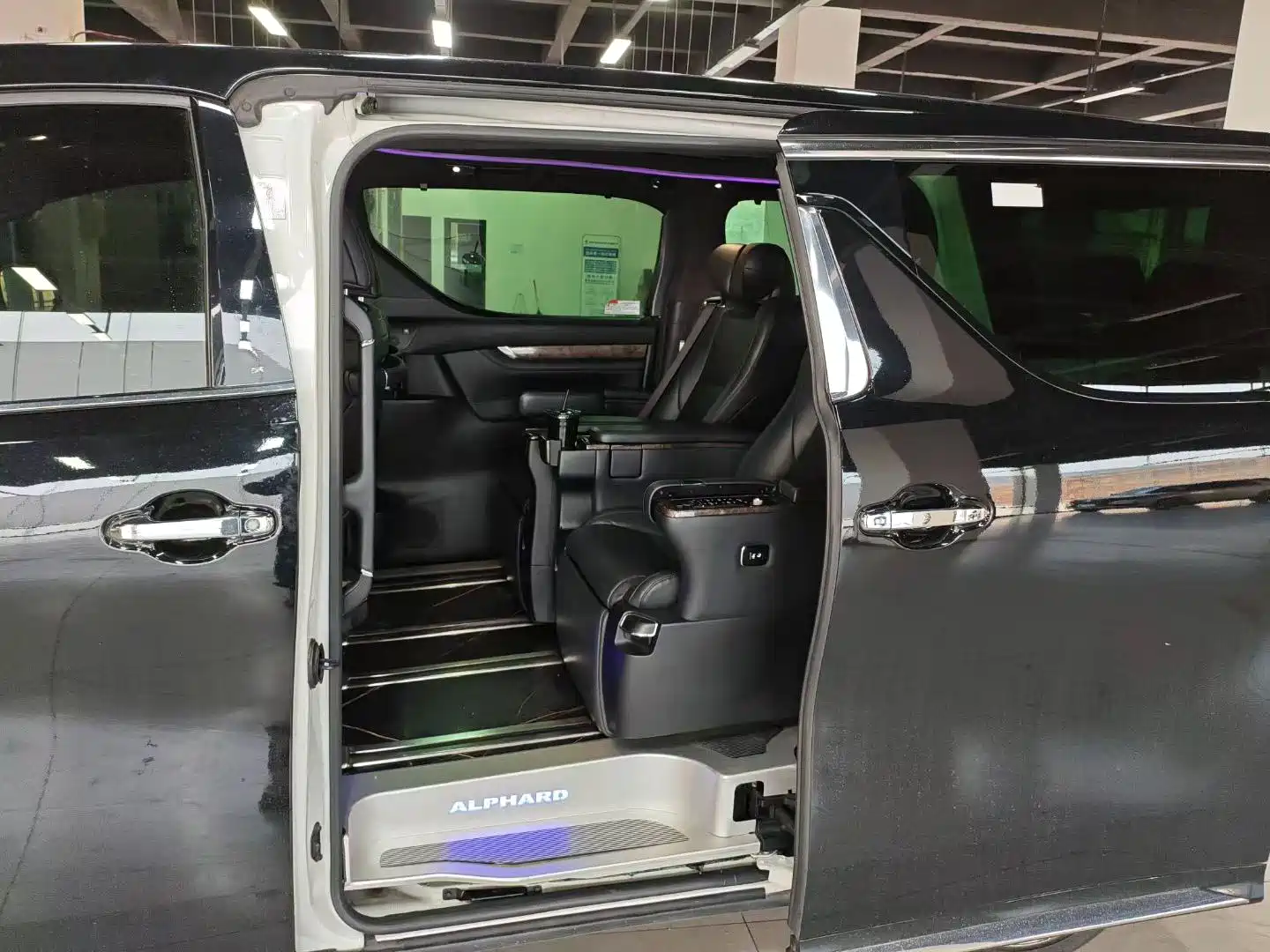 Фото 4 - Toyota Alphard