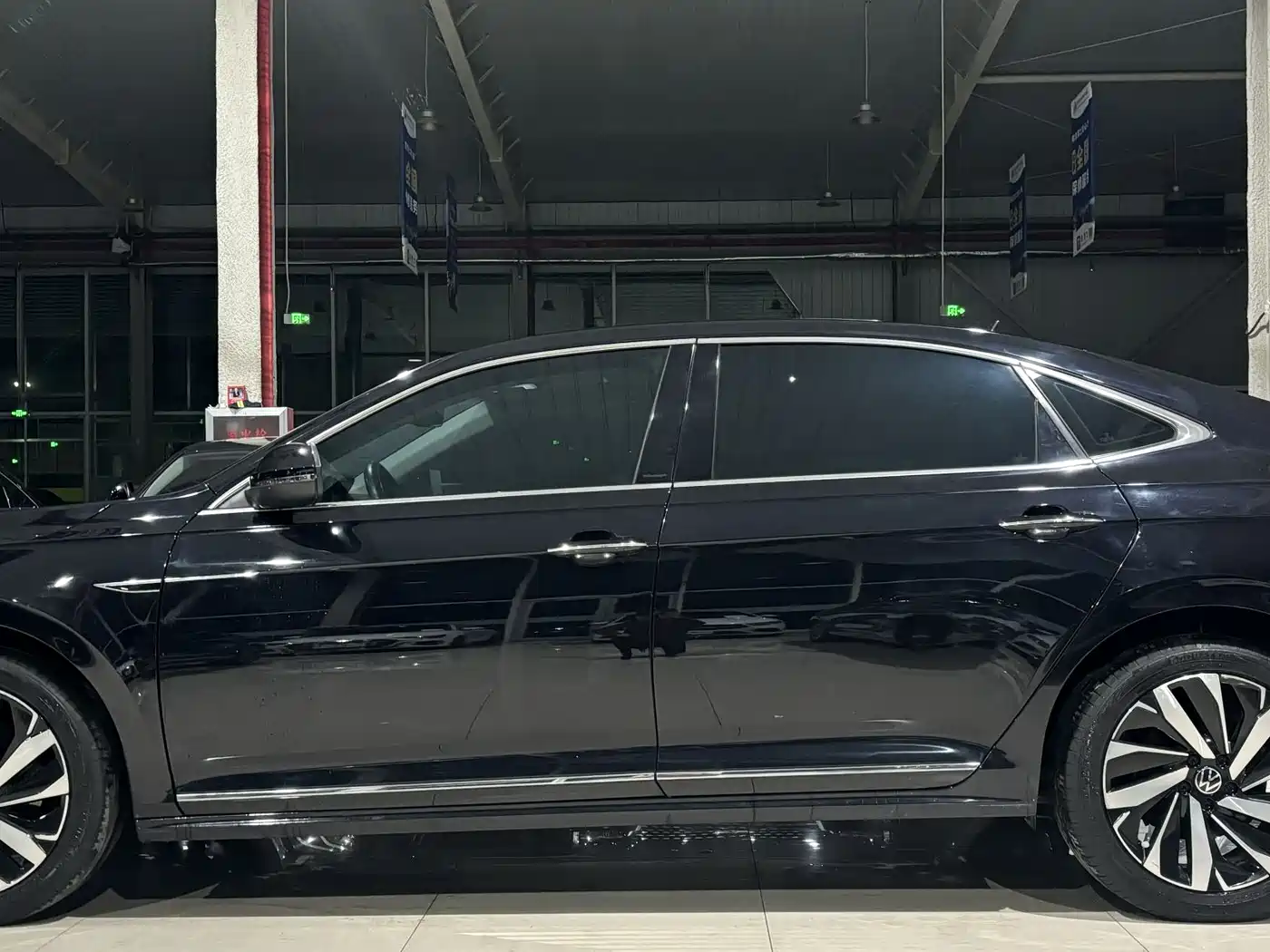 Volkswagen Passat 2022 330TSI Starlight Luxury Edition фото 7