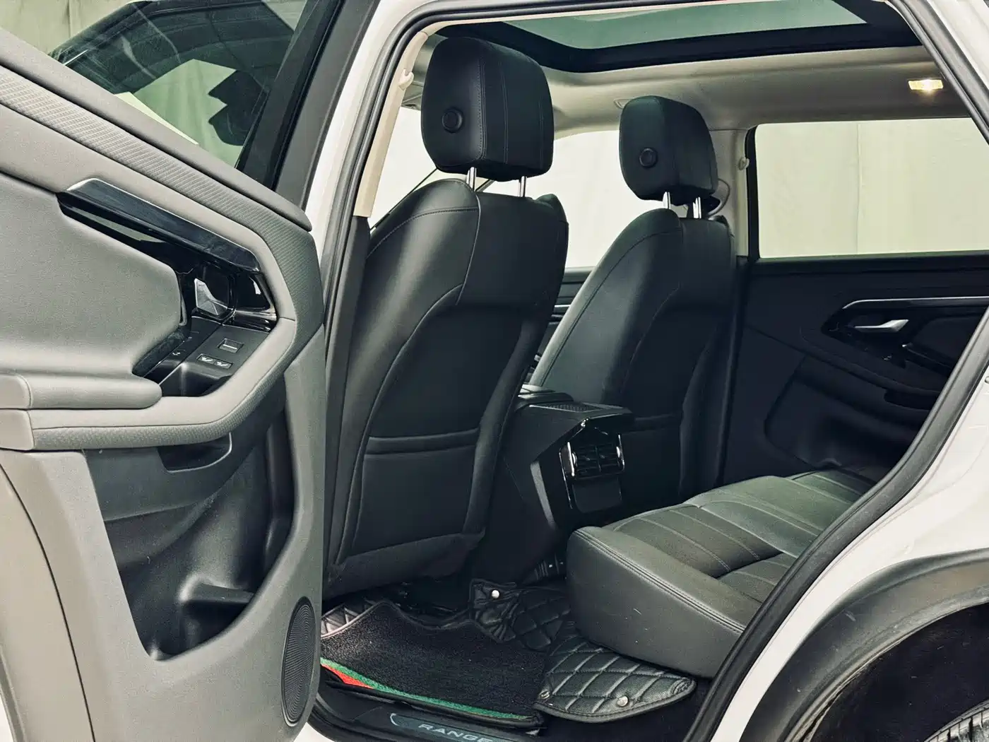 Land Rover Range Rover Evoque 2024 Range Rover Evoque L 200PS Glowing Elegance Edition фото 9