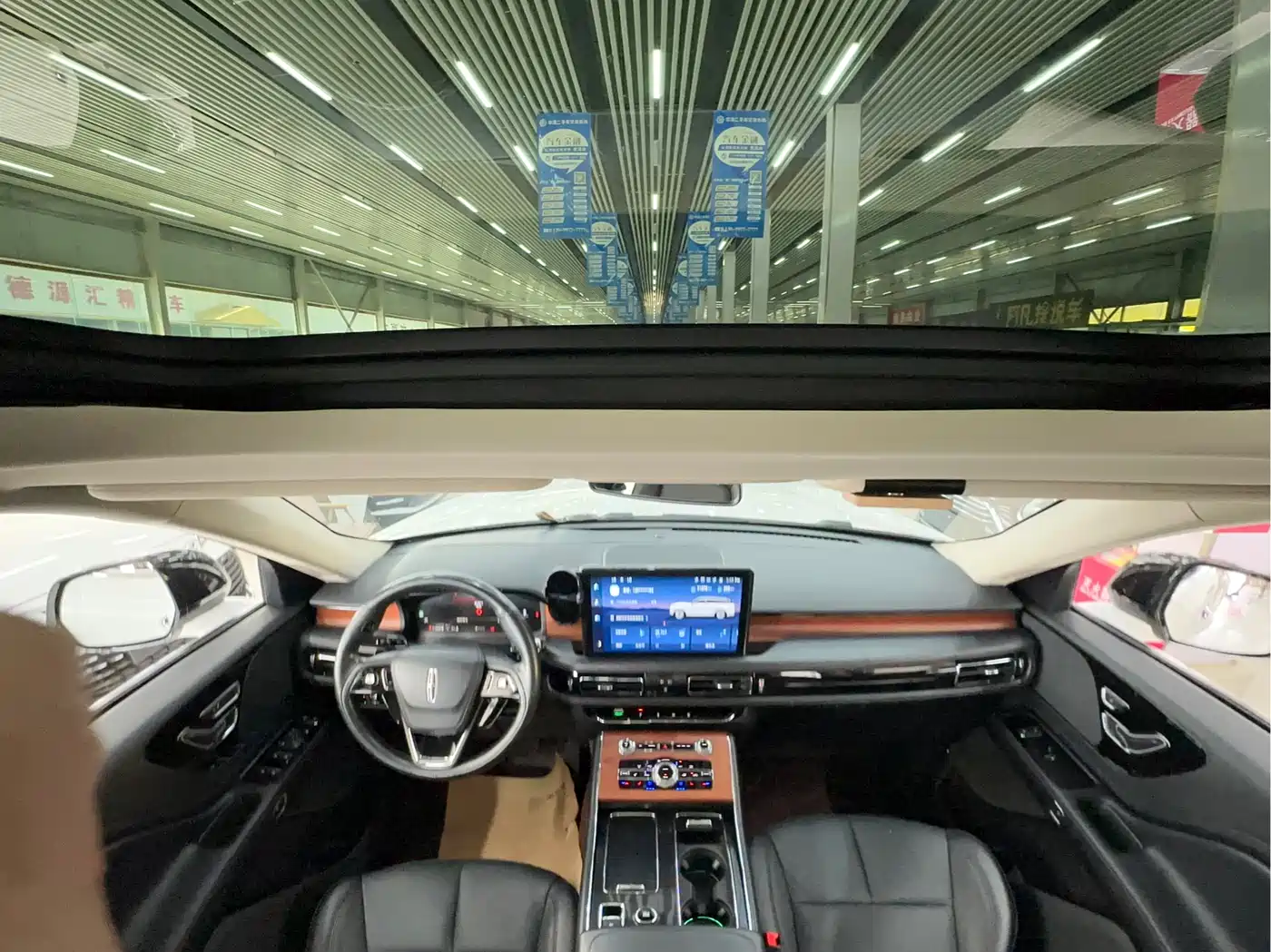 Photo 12 - Lincoln Aviator