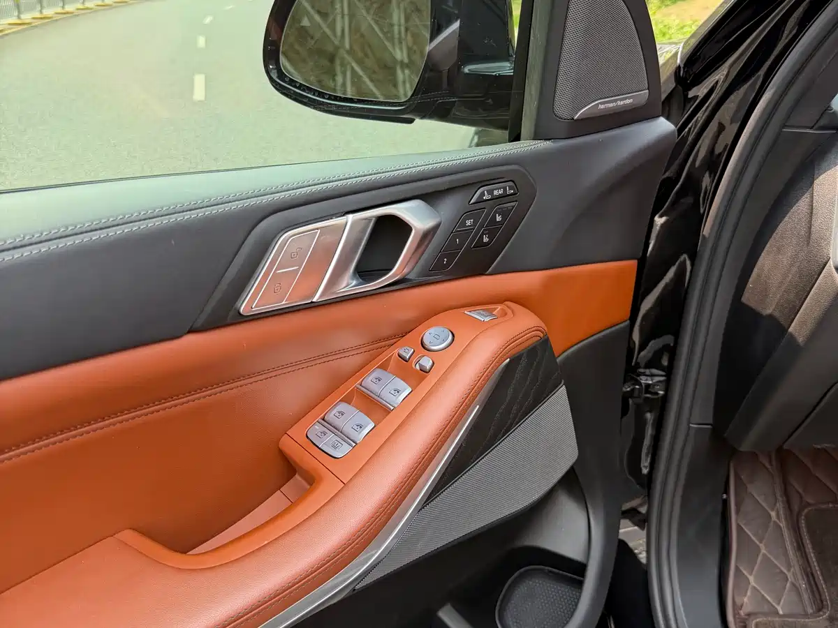 BMW X7 фото 17