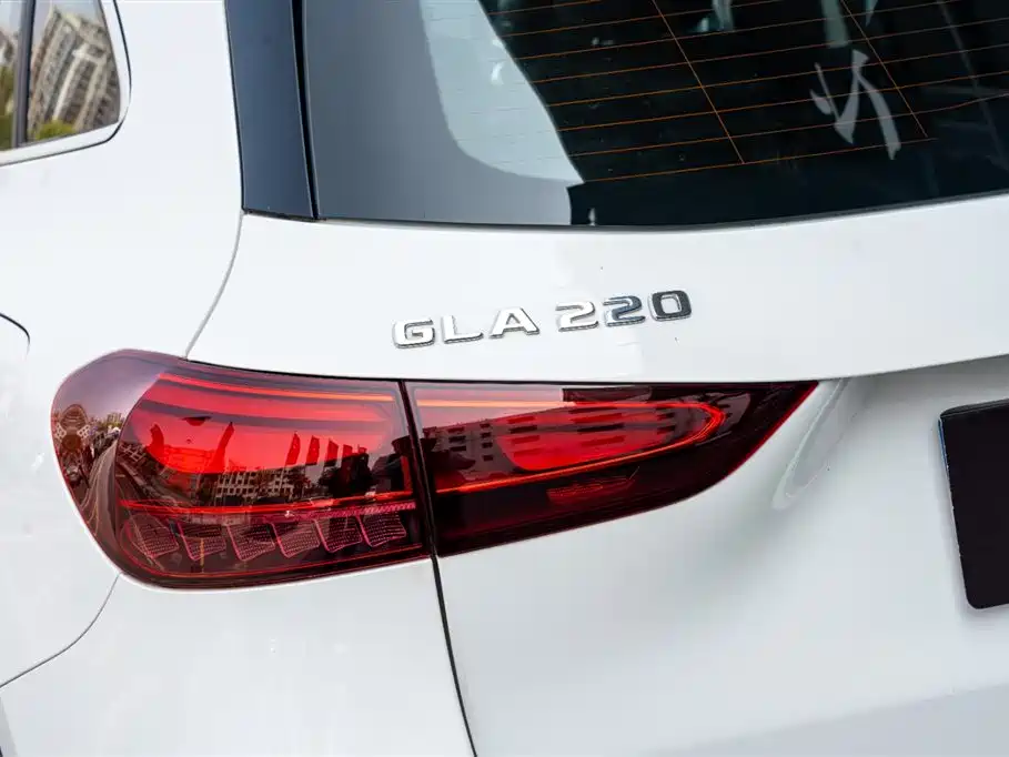 MERCEDES-BENZ GLA