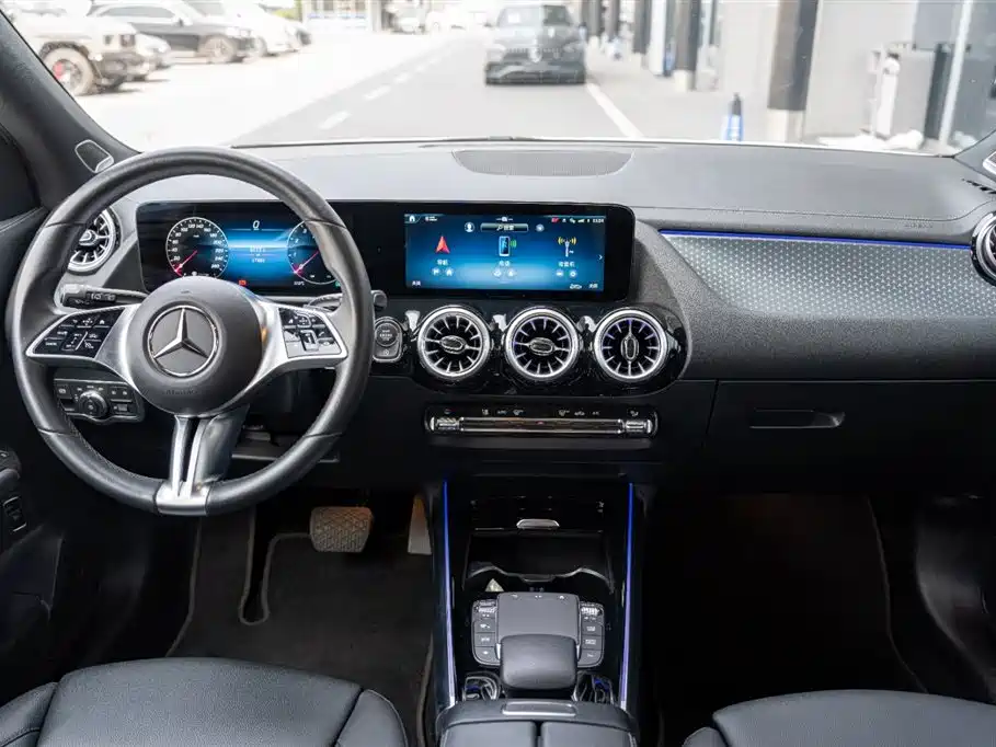 MERCEDES-BENZ GLA