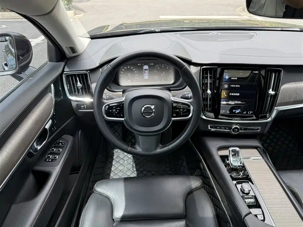 VOLVO S90