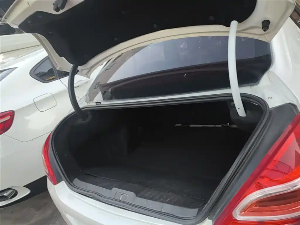 Peugeot 308 2014 Model Joy Edition Classic 1.6L Manual Superior Style фото 19