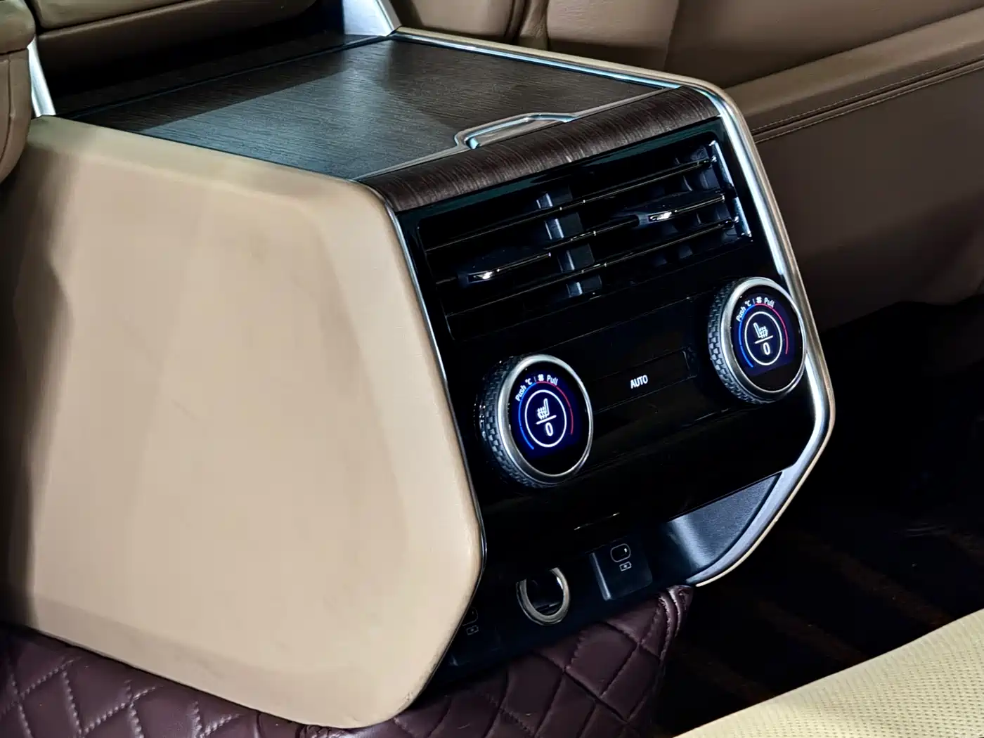 Land Rover Range Rover 2023 3.0 L6 400PS Genesis Extended Version фото 37