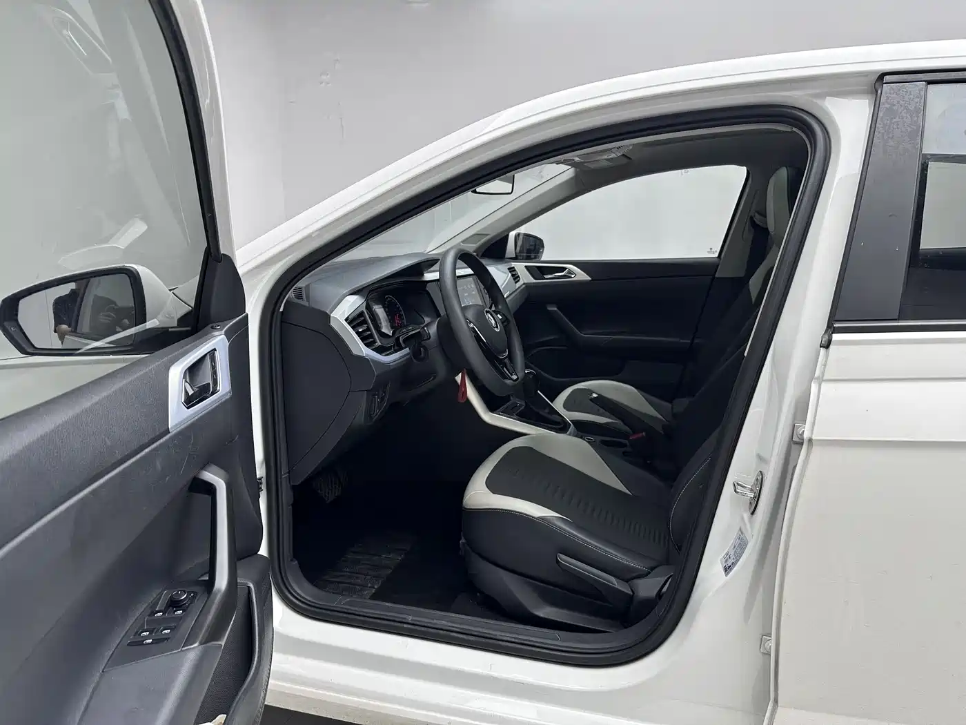 Volkswagen Polo 2019 Plus 1.5L Automatic Colorful Tech Edition фото 8