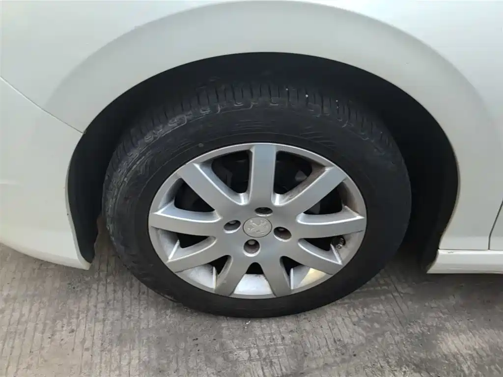 Peugeot 308 2014 Model Joy Edition Classic 1.6L Manual Superior Style фото 23