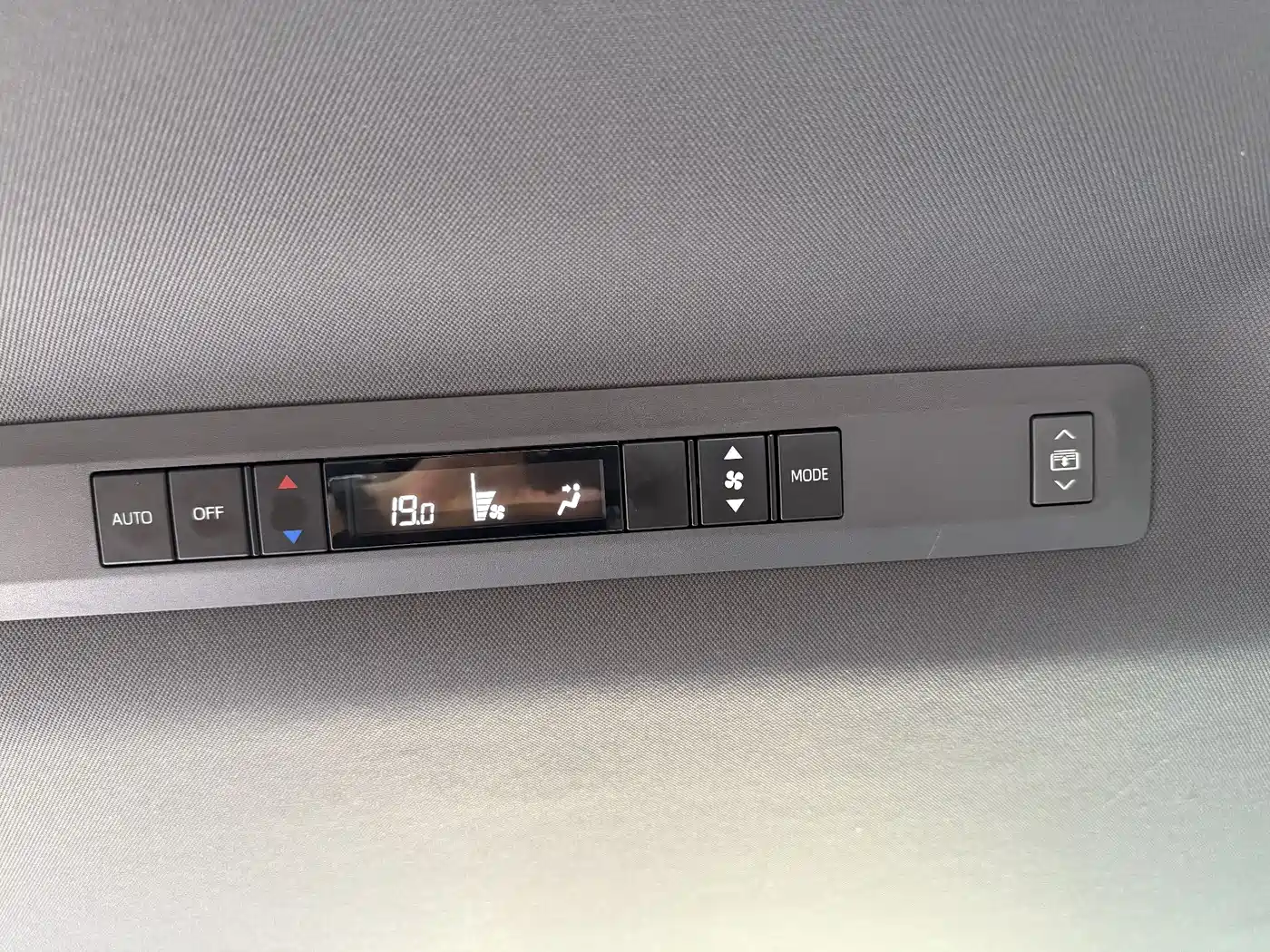 Toyota Granvia 2024 2.5L Hybrid Premium PLUS фото 15