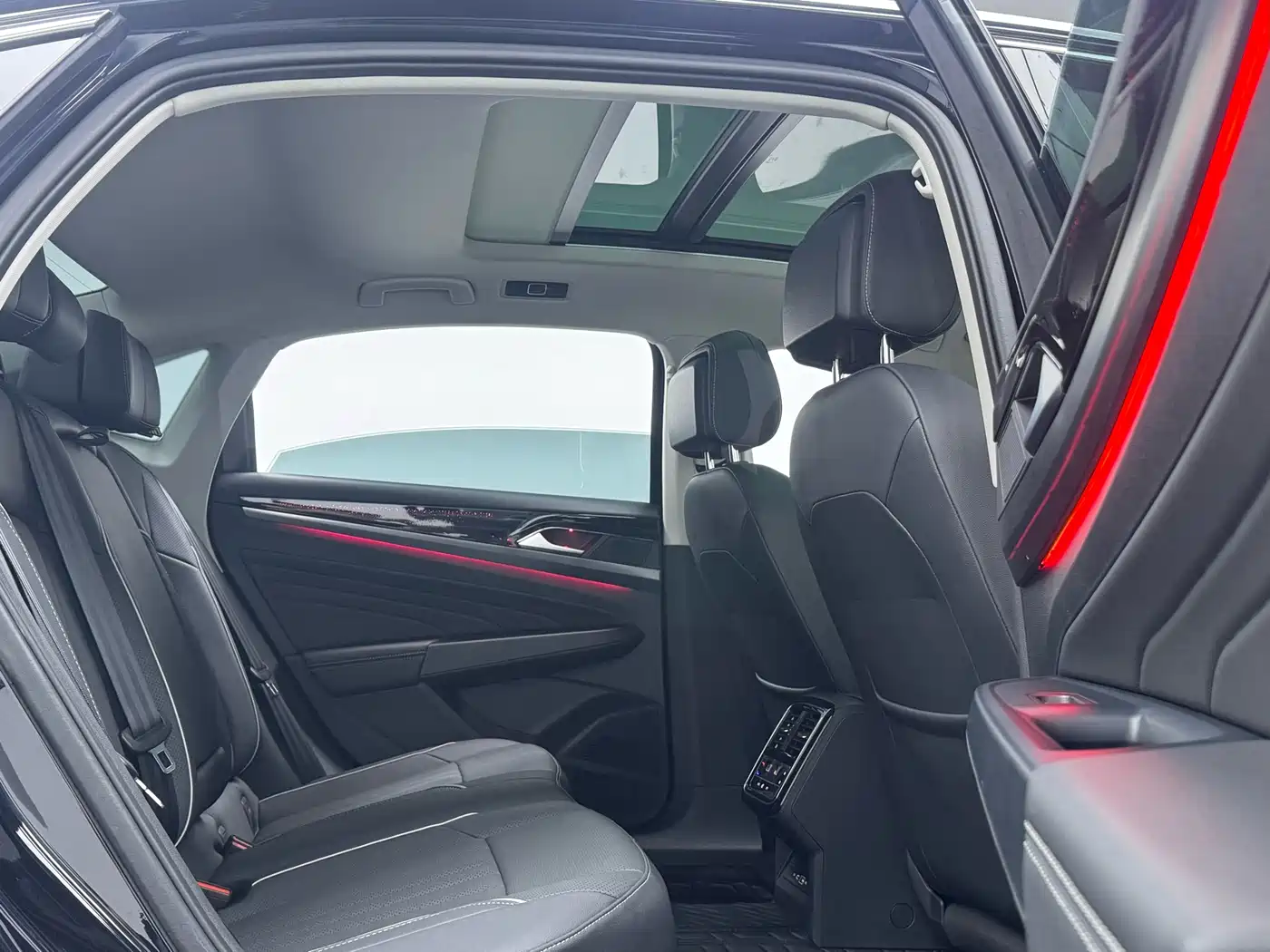 Volkswagen Passat 2024 330TSI Starlight Elite Edition фото 10