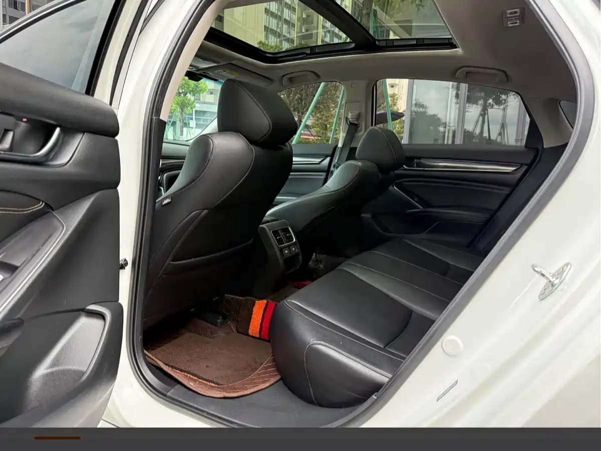 Фото 8 - Honda Accord