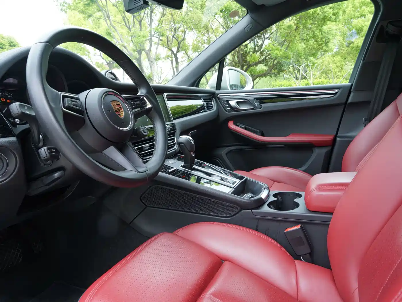 PORSCHE MACAN