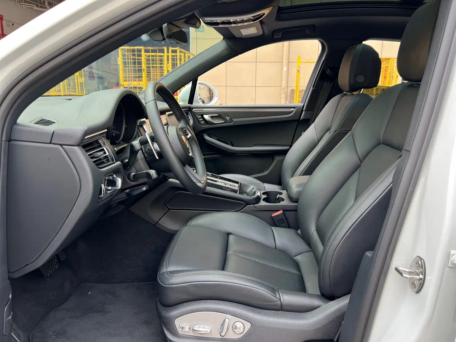 صورة 10 - Porsche Macan