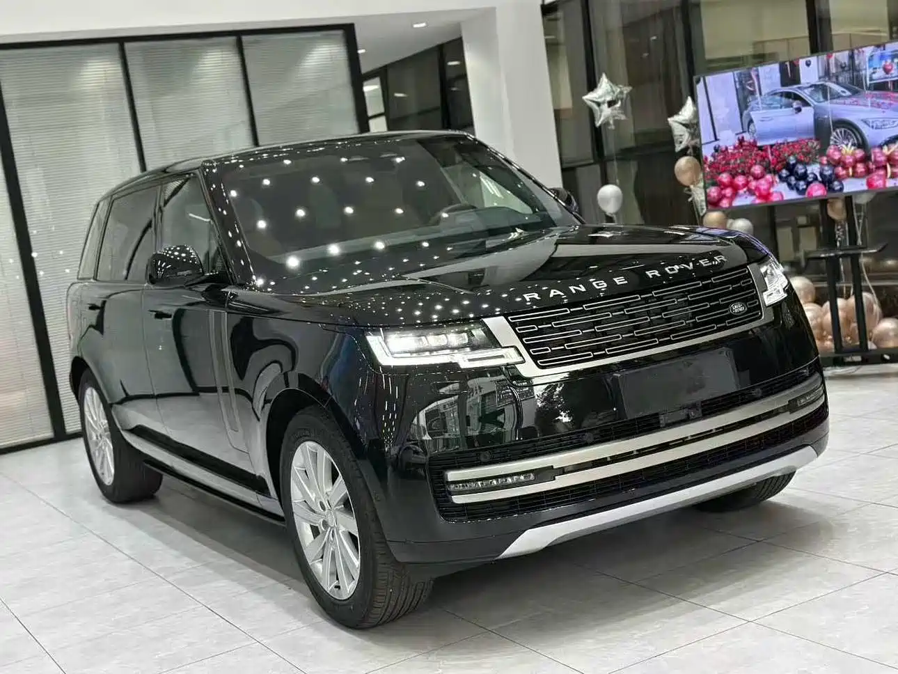Land Rover Range Rover 2026 Model 3.0 L6 400PS SE Long Wheelbase Version фото 8
