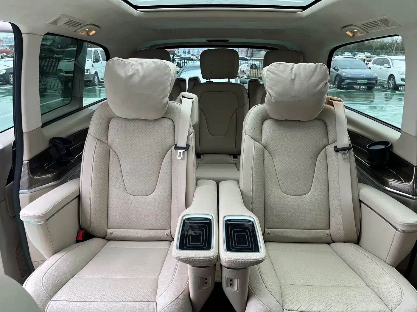 Mercedes-Benz V-Class 2022 V 260 L Long Wheelbase Luxury Edition фото 12