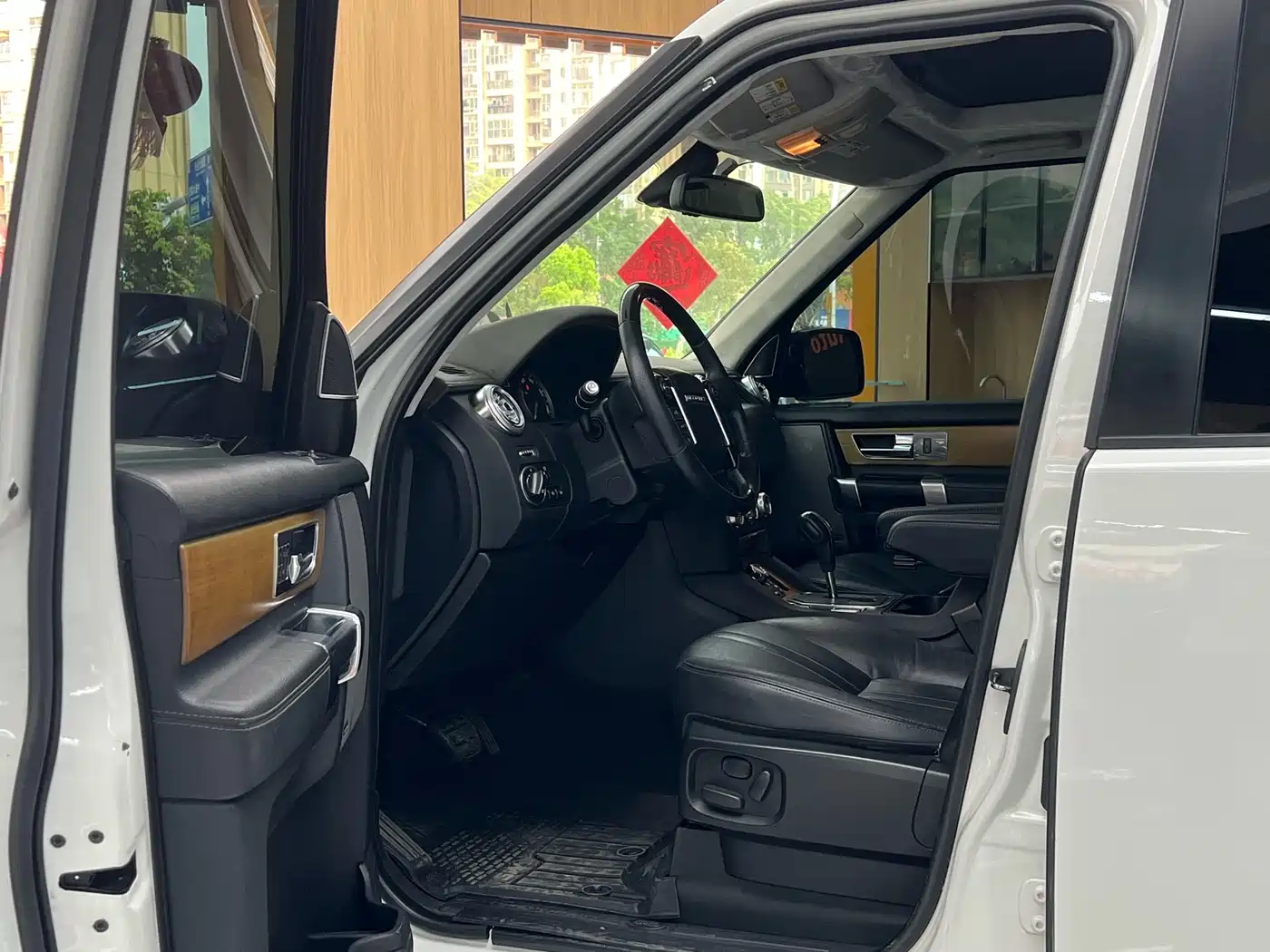 Land Rover Discovery 2012 5.0 V8 HSE фото 16