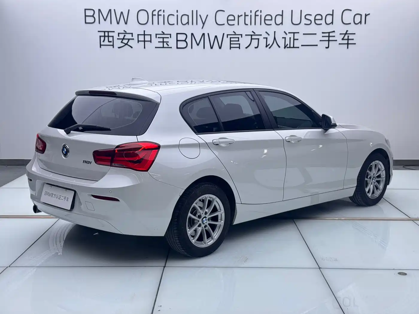 BMW 1 Series (Import) 2018 118i Leading фото 5