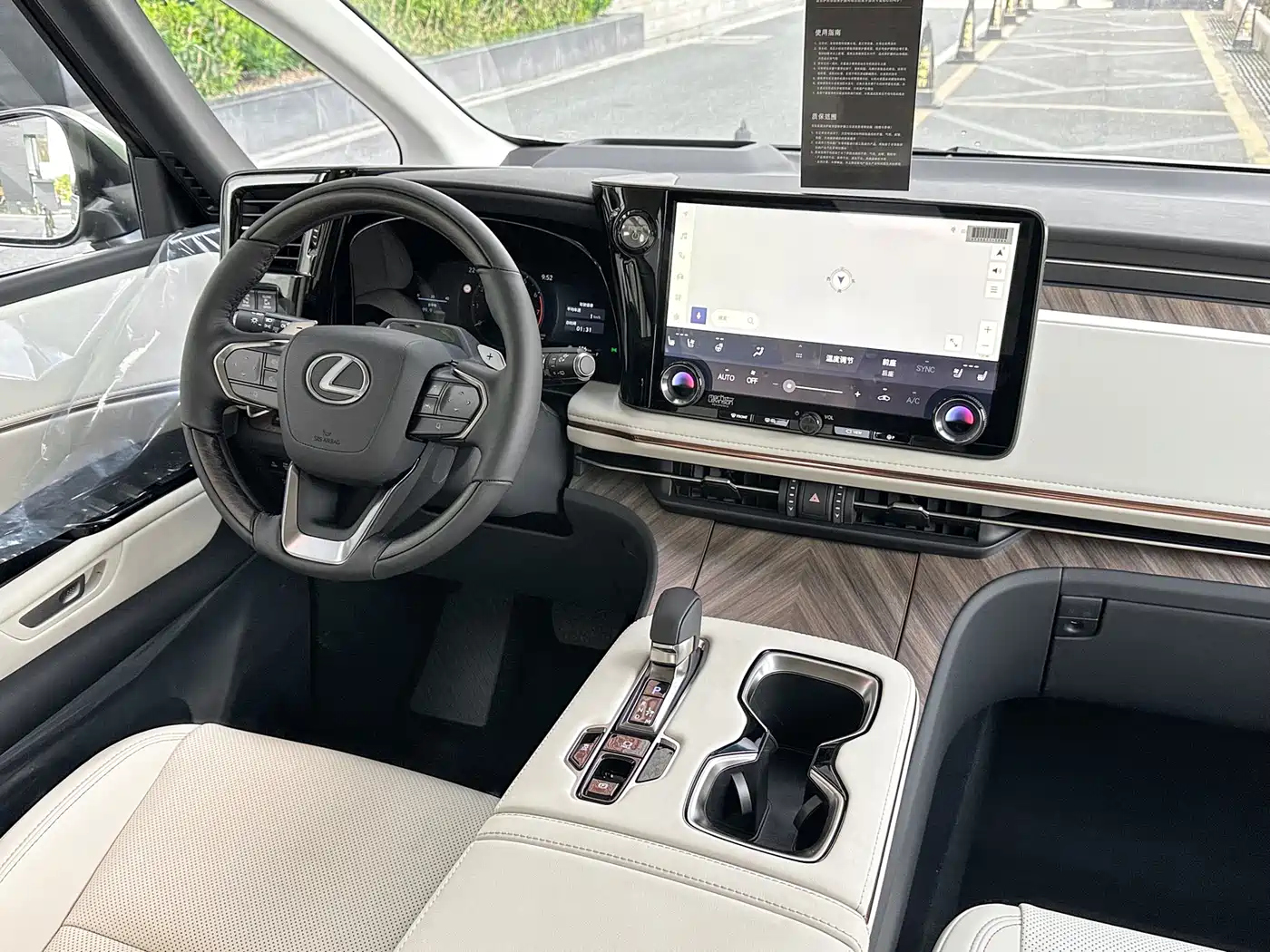 Lexus LM 2025 Model 500h Six-Seater Prestige Edition фото 8