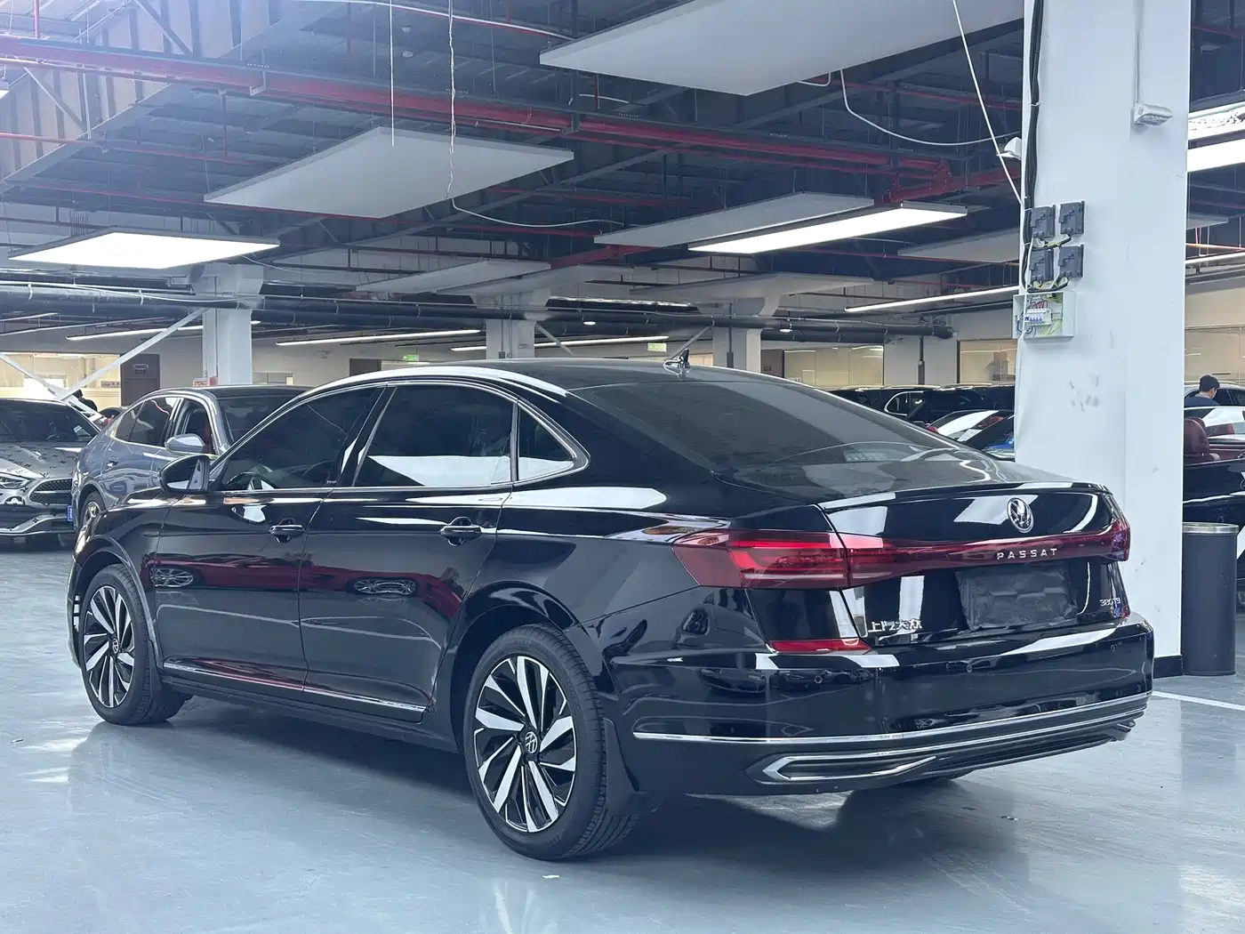 Volkswagen Passat 2024 380TSI Luxury фото 18