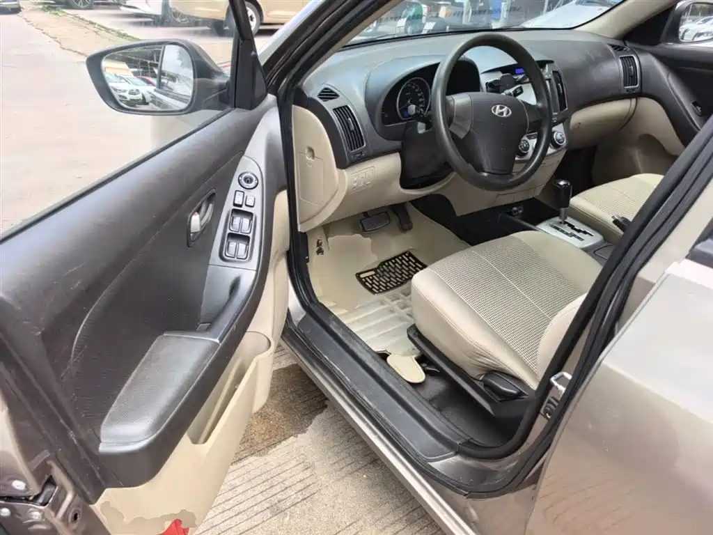 Hyundai Elantra 2015 1.6L Automatic Comfort фото 16