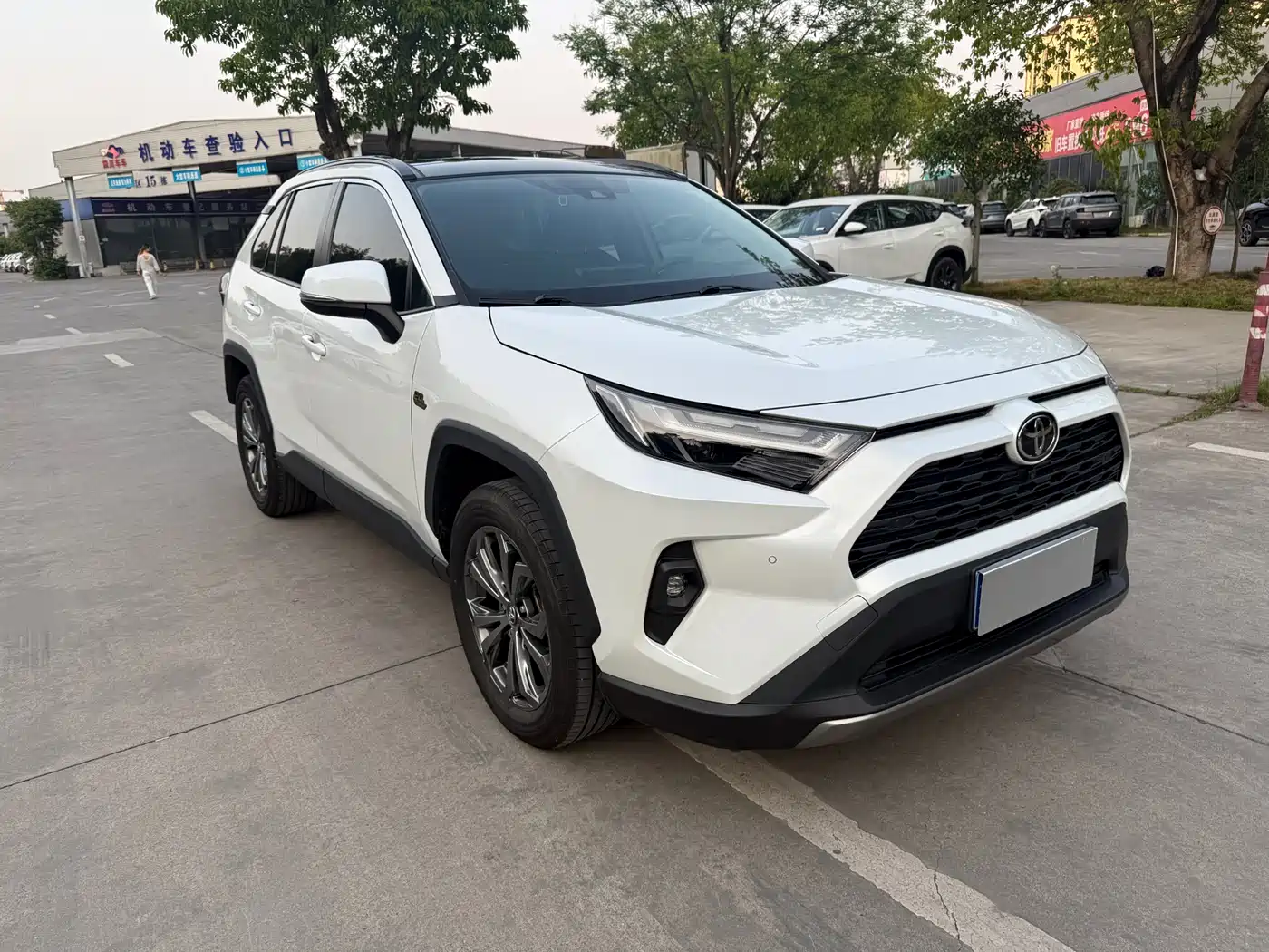 Toyota RAV4 Rongfang 2023 2.0L CVT 2WD 20th Anniversary Platinum Edition фото 3
