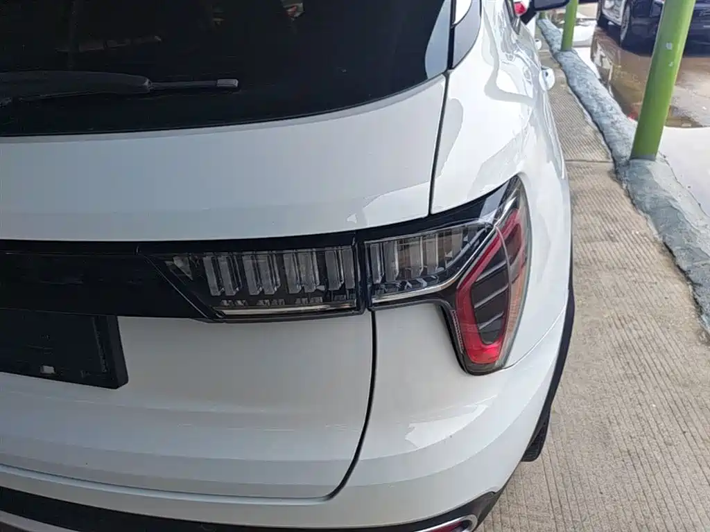 Lynk & Co 01 2017 2.0T 2WD фото 8