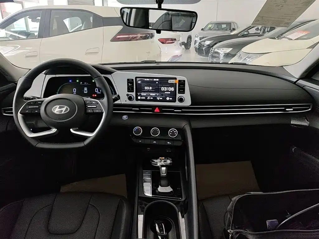 Hyundai Elantra 2023 1.5L CVT GLX Elite Edition фото 9