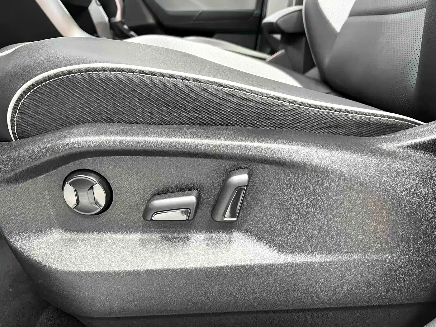 VOLKSWAGEN T-ROC EXPLORING SONGS